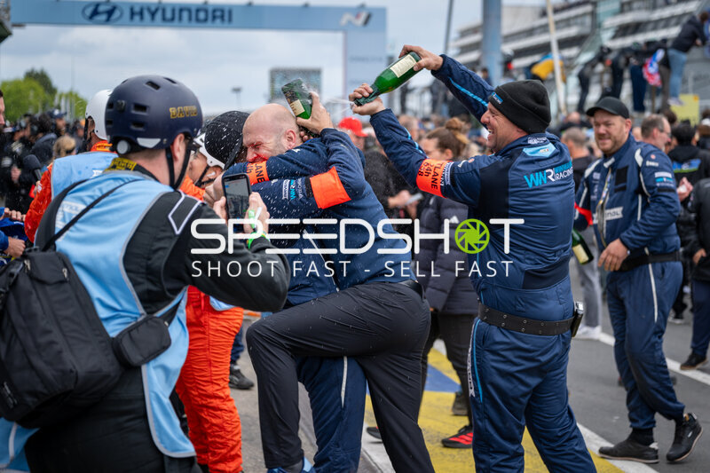 Siegerehrung in der Boxengasse am Nürburgring