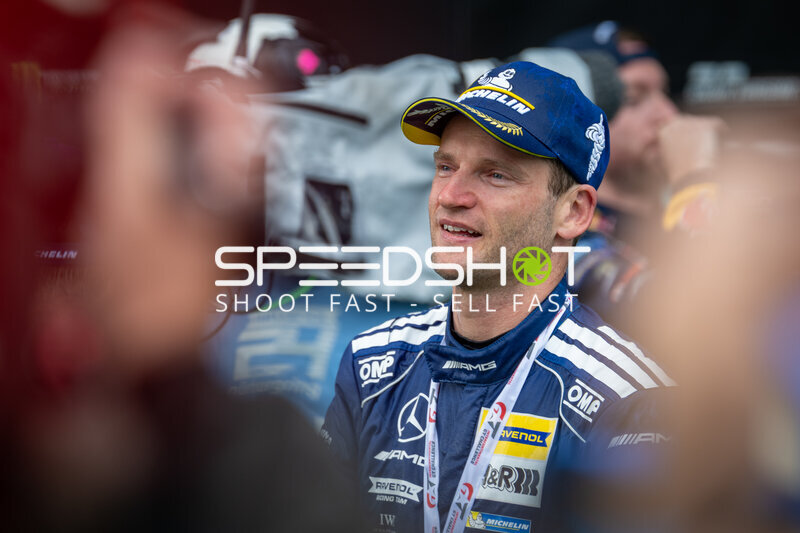 Maro Engel im Mercedes-AMG Team RAVENOL #80 Fahrerlager Nürburgring