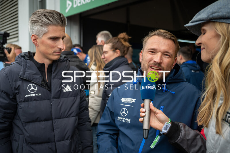 Mercedes-AMG Team RAVENOL Fahrer bei Interview im Fahrerlager