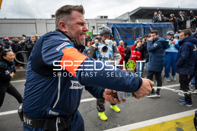 Teamfeier in der Boxengasse auf dem Nürburgring