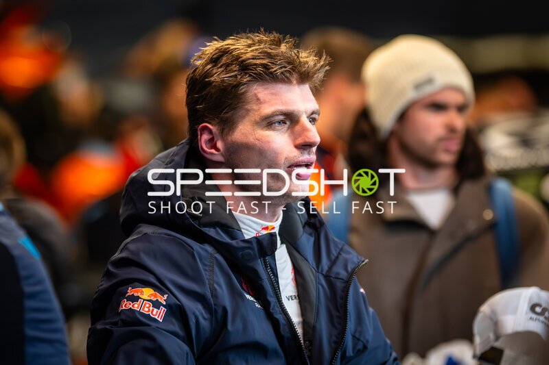 Max Verstappen im Fahrerlager beim 24h Nürburgring 2026