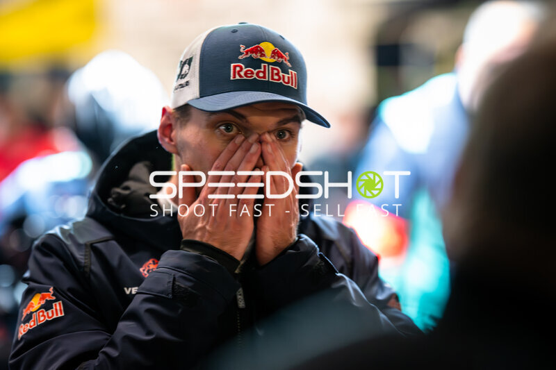 Red Bull Team Mitglied im Fahrerlager am Nürburgring