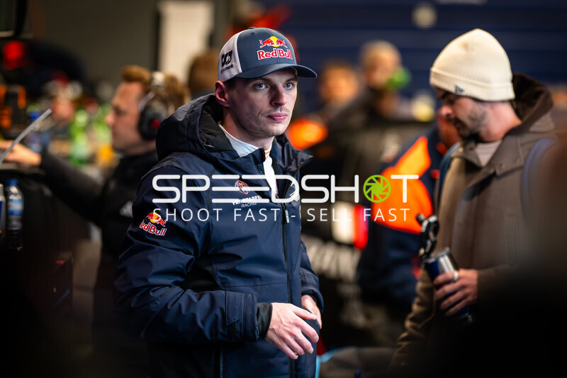 Max Verstappen im Fahrerlager beim 24h Nürburgring 2026