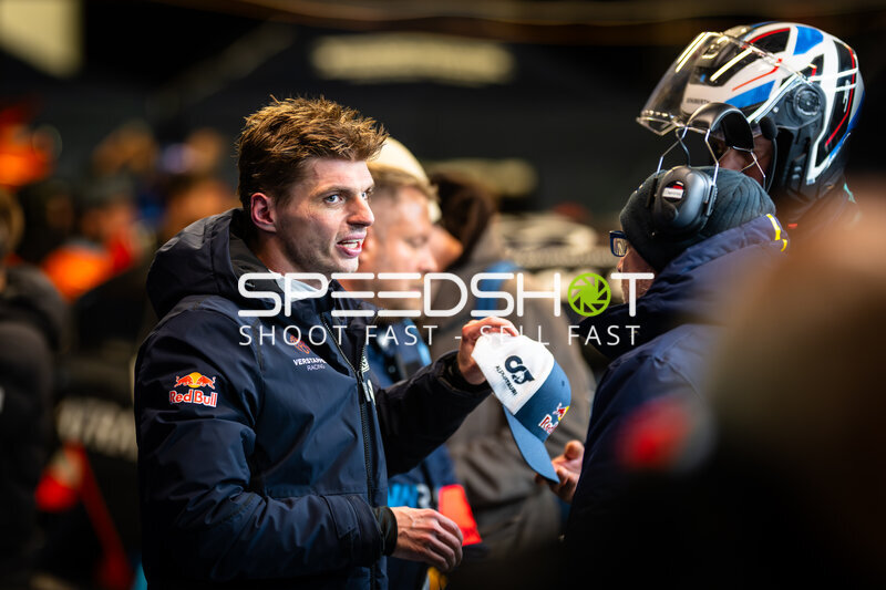 Max Verstappen im Fahrerlager beim 24h Nürburgring 2026