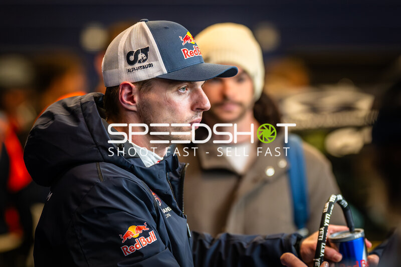 Max Verstappen im Fahrerlager beim 24h Nürburgring 2026