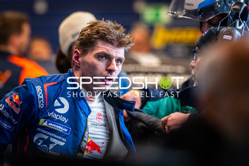 Max Verstappen im Fahrerlager beim 24h Nürburgring 2026