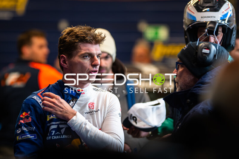 Max Verstappen im Fahrerlager bei der 24h Nürburgring 2026