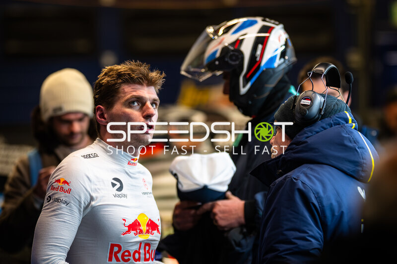 Max Verstappen im Fahrerlager beim 24h Nürburgring 2026