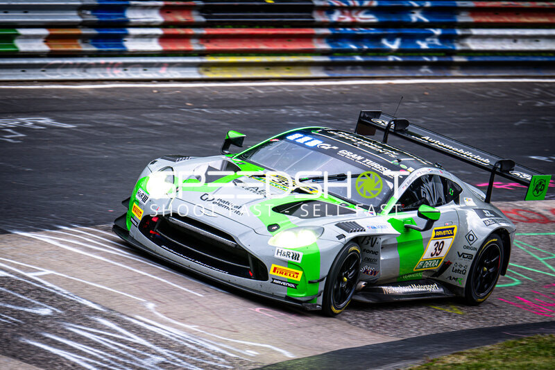 Aston Martin Vantage GT3 #30 von Hankook Competition auf der Nordschleife
