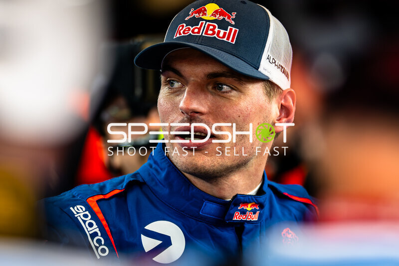 Max Verstappen trägt Red Bull Cap im Fahrerlager