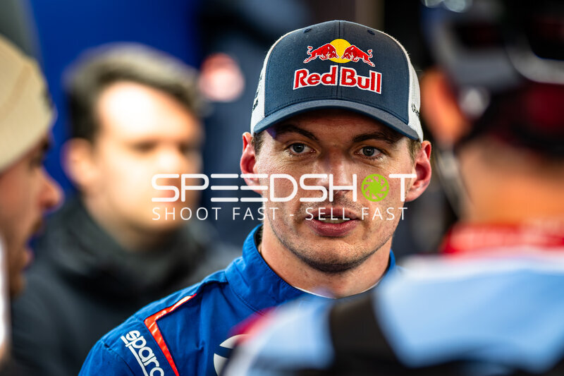 Max Verstappen trägt Red Bull Cap beim 24h Nürburgring 2026