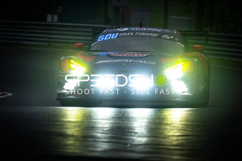 Mercedes-AMG GT3 #3 von Mercedes-AMG Team Verstappen Racing fährt nachts auf der Nordschleife