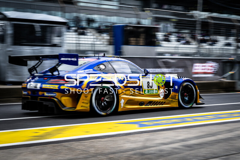 Mercedes-AMG GT3 #80 von Mercedes-AMG Team RAVENOL in der Boxengasse