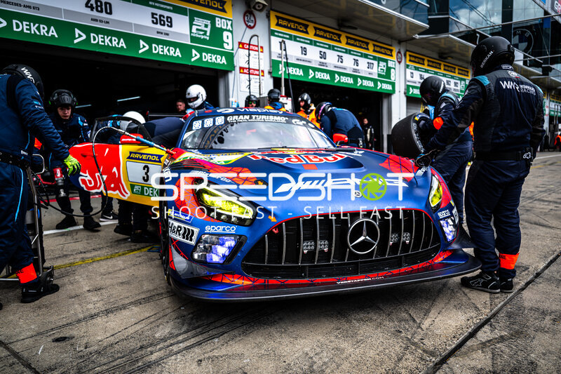 Mercedes-AMG GT3 #3 von Mercedes-AMG Team Verstappen Racing in der Boxengasse