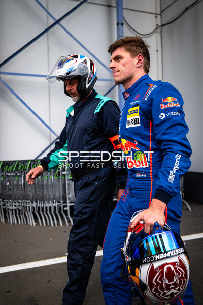 Max Verstappen in Teamkleidung im Fahrerlager des Nürburgring