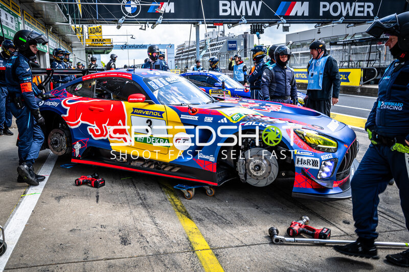 Mercedes-AMG GT3 #3 von Mercedes-AMG Team Verstappen Racing in der Boxengasse