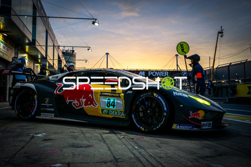 Lamborghini #84 von Red Bull Team ABT in der Boxengasse