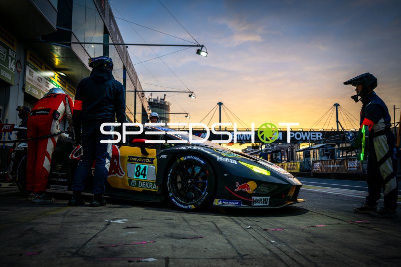 Lamborghini Huracán GT3 #84 von Red Bull Team ABT in der Boxengasse