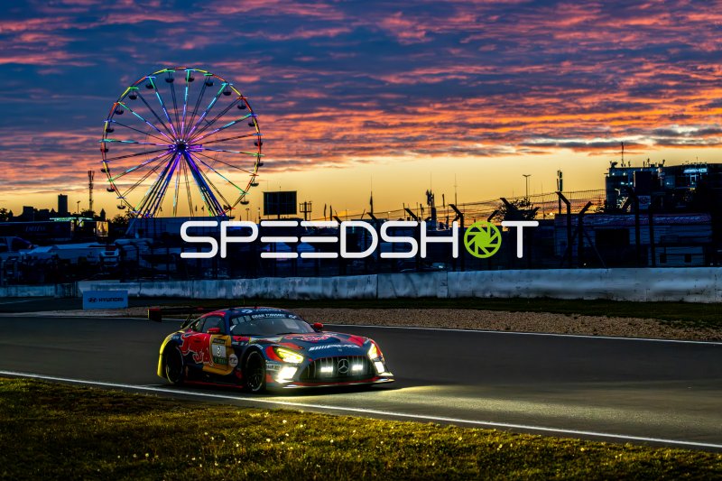 Mercedes-AMG GT3 #3 von Mercedes-AMG Team Verstappen Racing beim Sonnenuntergang