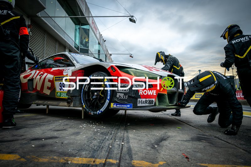 BMW M4 GT3 #99 von ROWE RACING beim Boxenstopp