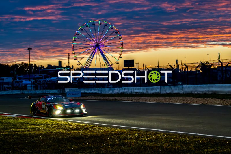Mercedes-AMG GT3 #3 von Mercedes-AMG Team Verstappen Racing bei Sonnenuntergang