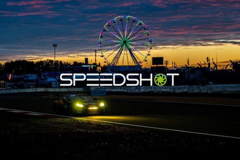 Aston Martin GT3 von natural elements by Walkenhorst Motorsport bei Dämmerung am Nürburgring