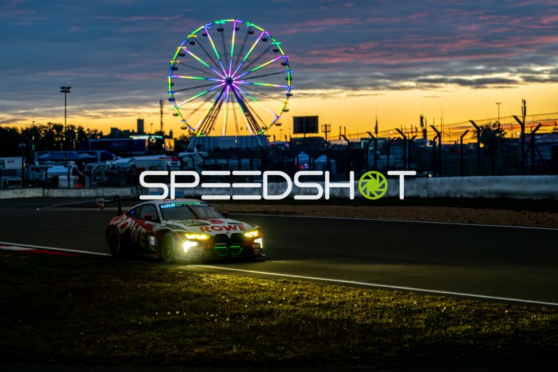BMW M4 GT3 #99 von ROWE RACING bei Sonnenuntergang am Nürburgring