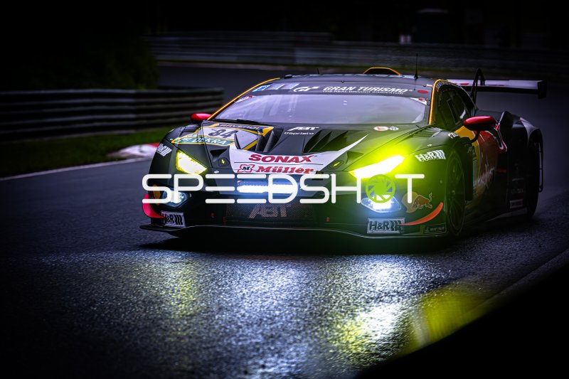 Lamborghini Huracán GT3 #84 von Red Bull Team ABT bei Nachtfahrt