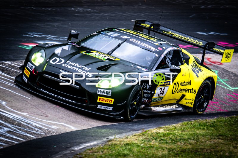 Aston Martin Vantage GT3 #34 von natural elements by Walkenhorst Motorsport auf der Rennstrecke
