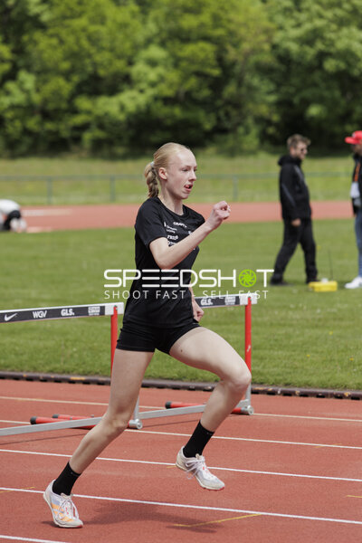 Athletin beim Hürdenlauf
