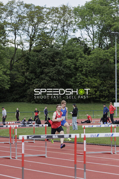 Hürdenlauf mit Startnummer 176