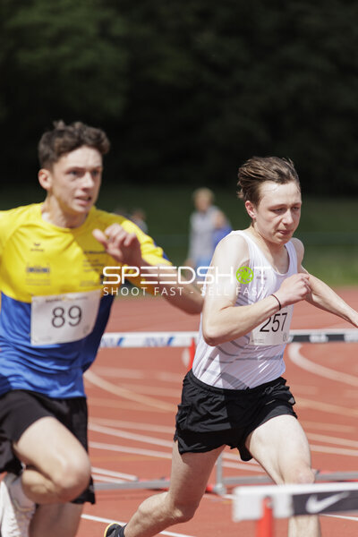 Hürdenlauf mit Startnummern