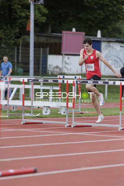 Hürdenlauf mit Startnummer 259