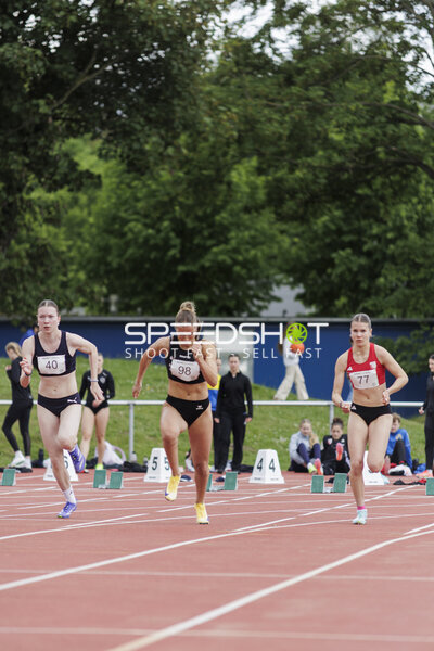 Sprint mit Startnummern 40, 98, 77