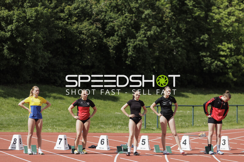 Athletinnen an Startblöcken