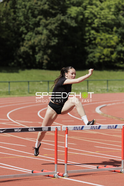 Athletin beim Hürdenlauf