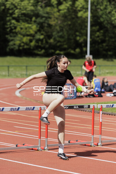 Athletin beim Hürdenlauf