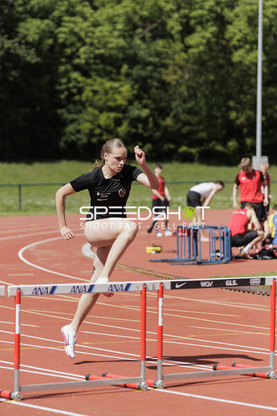 Athletin beim Hürdenlauf