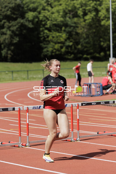 Athletin beim Hürdenlauf