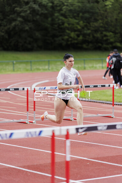 Athletin beim Hürdenlauf