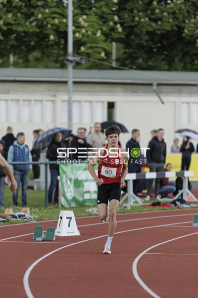 Läufer mit Startnummer 80