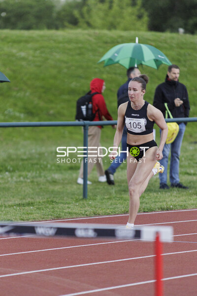 Athletin mit Startnummer 105