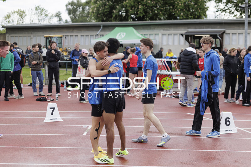 Athleten umarmen sich