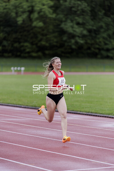 Athletin mit Startnummer 85