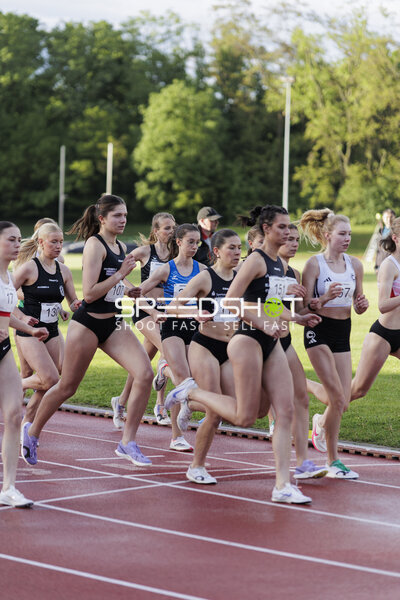 Läuferinnen starten Rennen
