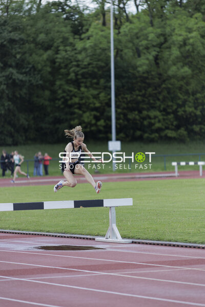 Athletin springt Wassergraben