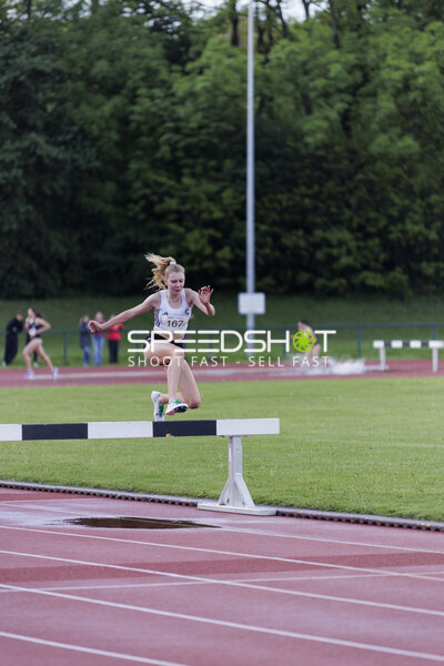 Athletin springt Wassergraben