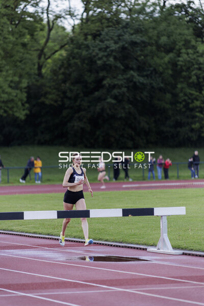 Athletin mit Startnummer 166