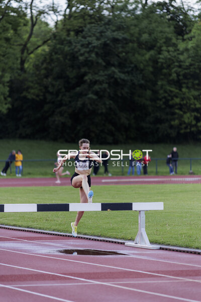 Athletin mit Startnummer 166