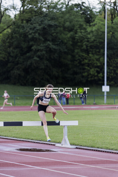 Athletin mit Startnummer 166